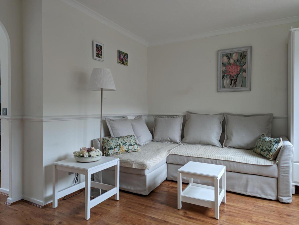 Case de vacanță Cosy House With A Garden Londra